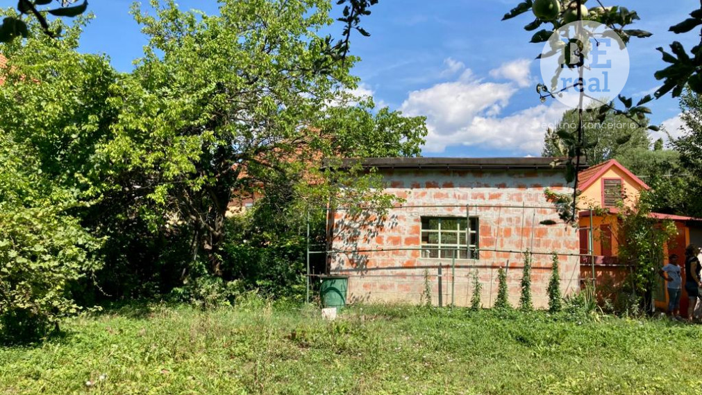 PREDANÉ Stavebný pozemok so starším rodinným domom v centre Bernolákova