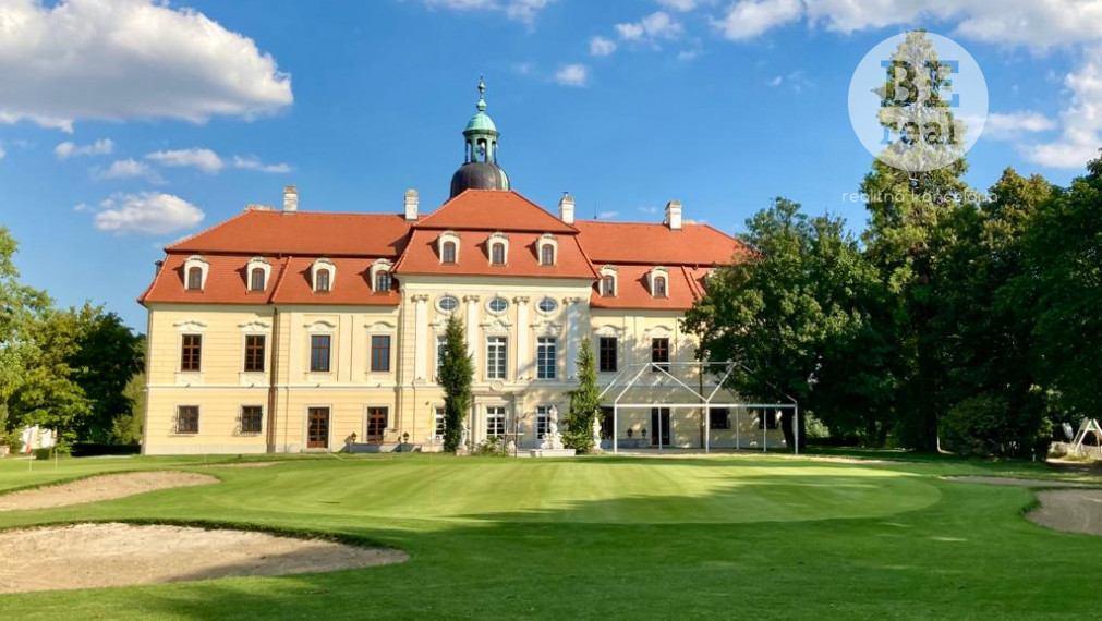 PREDANÉ Stavebný pozemok so starším rodinným domom v centre Bernolákova