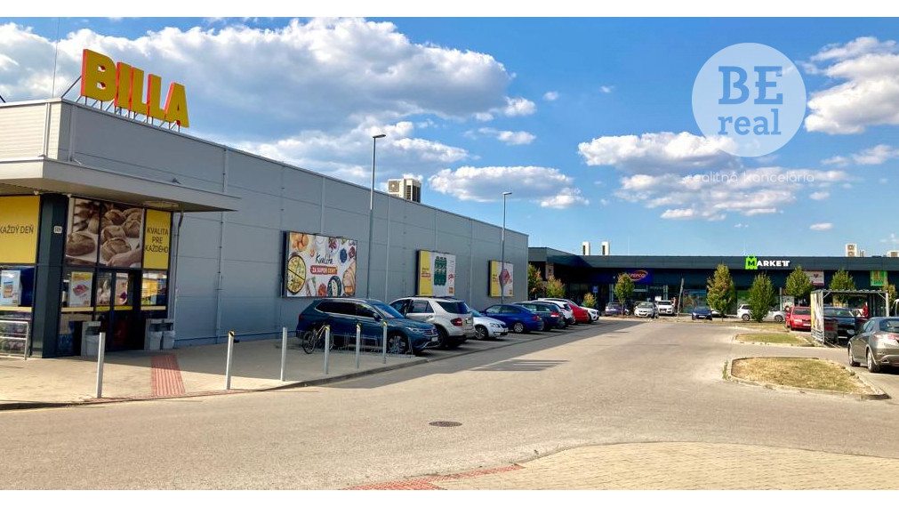 PREDANÉ Stavebný pozemok so starším rodinným domom v centre Bernolákova