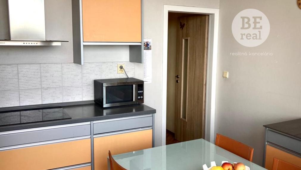 PREDANÝ Veľkorysý 1 izbový byt, z ktorého máte Nitru ako na dlani