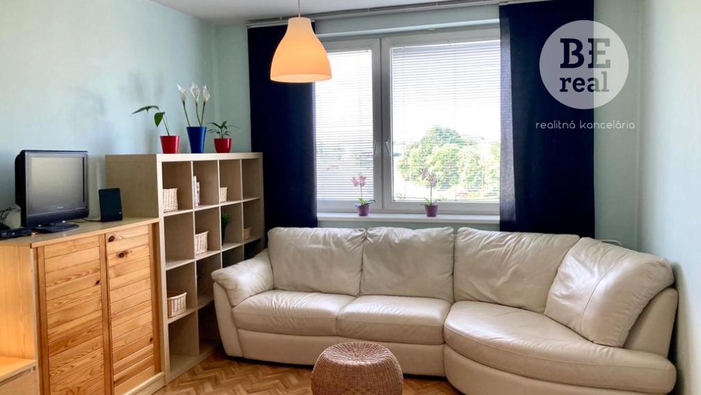 PREDANÝ Veľkorysý 1 izbový byt, z ktorého máte Nitru ako na dlani