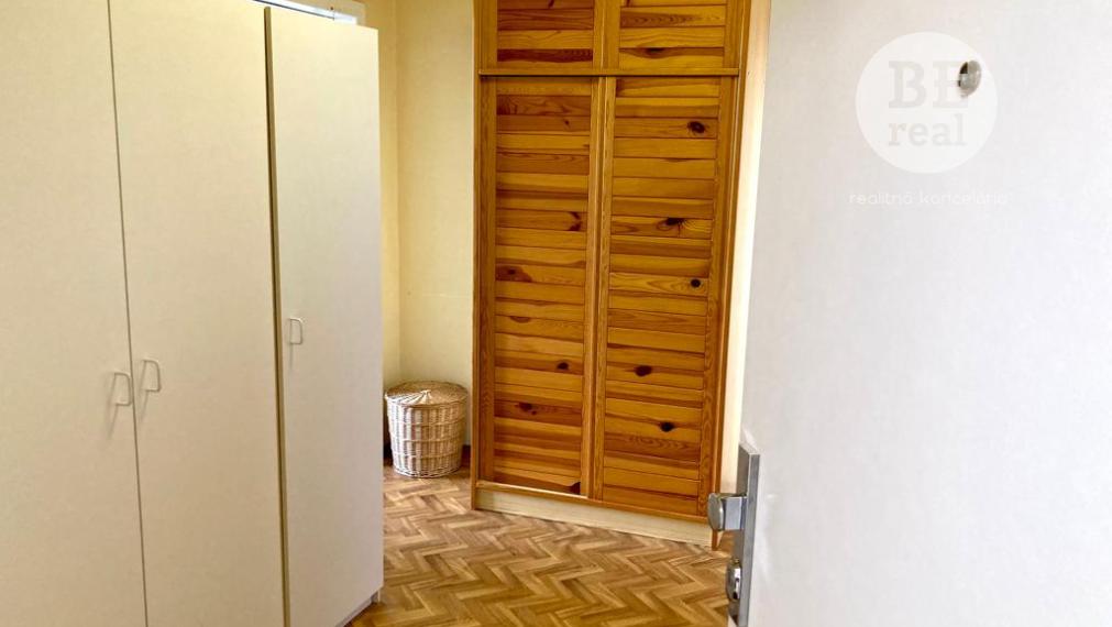 PREDANÝ Veľkorysý 1 izbový byt, z ktorého máte Nitru ako na dlani