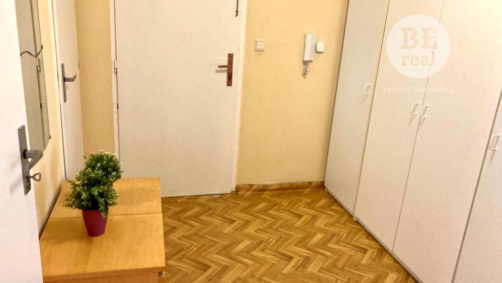 PREDANÝ Veľkorysý 1 izbový byt, z ktorého máte Nitru ako na dlani