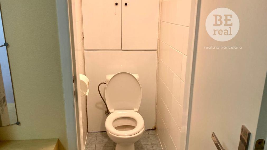 PREDANÝ Veľkorysý 1 izbový byt, z ktorého máte Nitru ako na dlani