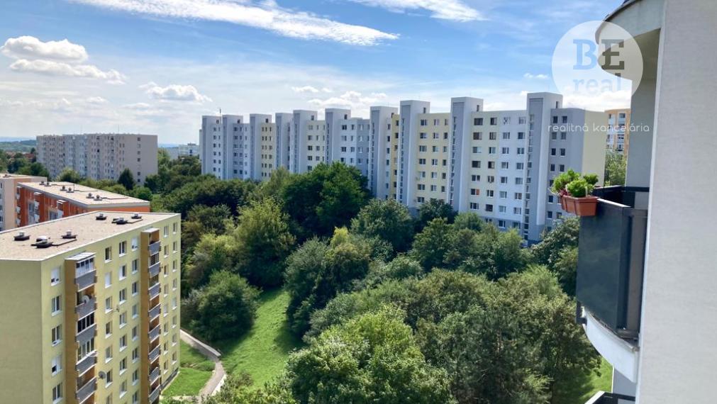 PREDANÝ Veľkorysý 1 izbový byt, z ktorého máte Nitru ako na dlani