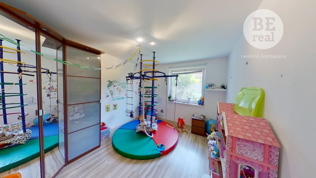 PREDANÝ Dvojpodlažný 5 izbový rodinný dom vo Hviezdoslavove