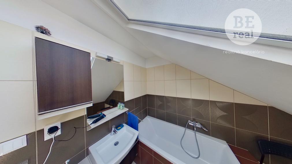 PREDANÝ Dvojpodlažný 5 izbový rodinný dom vo Hviezdoslavove