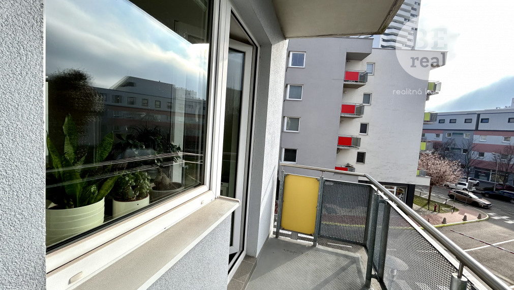 PREDANÝ Zariadený 2 izbový byt na Úderníckej ulici