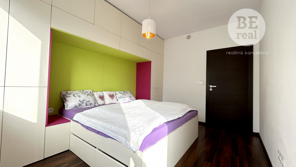 PREDANÝ Zariadený 2 izbový byt na Úderníckej ulici