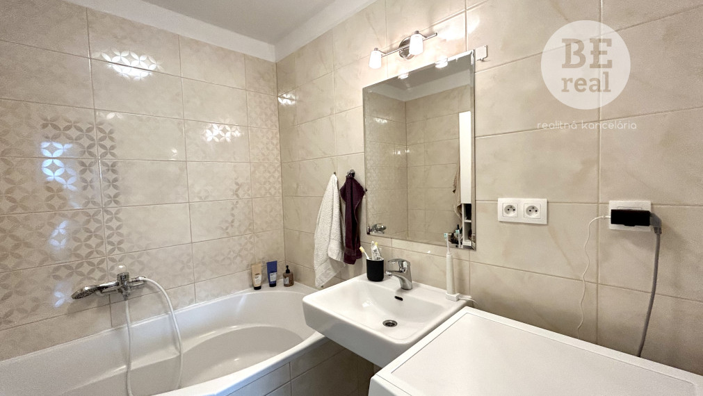 PREDANÝ Zariadený 2 izbový byt na Úderníckej ulici