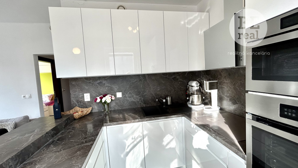 PREDANÝ Zariadený 2 izbový byt na Úderníckej ulici