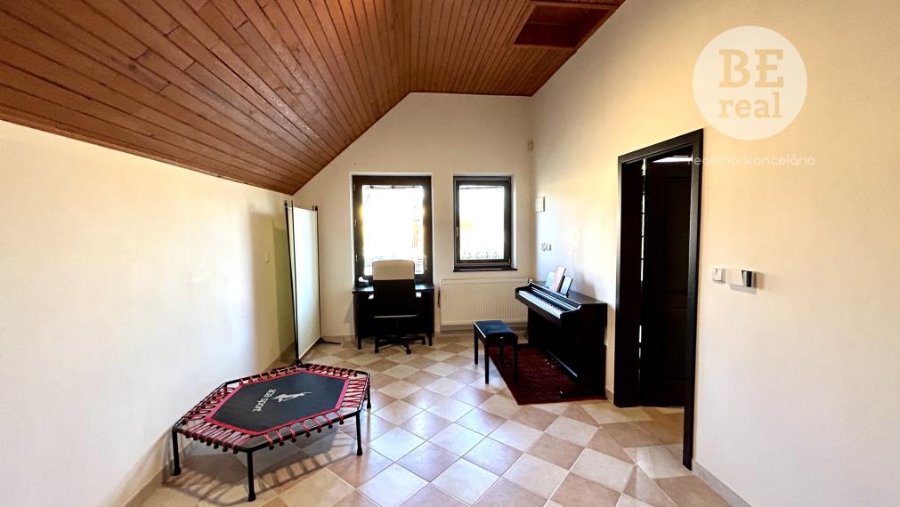 PREDANÝ 6 izbový rodinný dom s veľkorysým pozemkom v Pustých Úľanoch