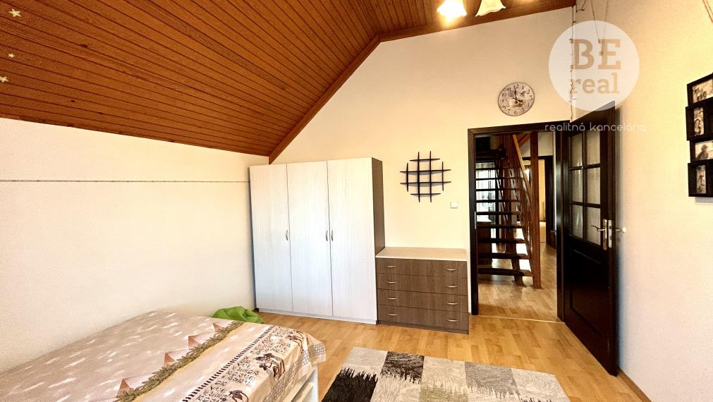 PREDANÝ 6 izbový rodinný dom s veľkorysým pozemkom v Pustých Úľanoch