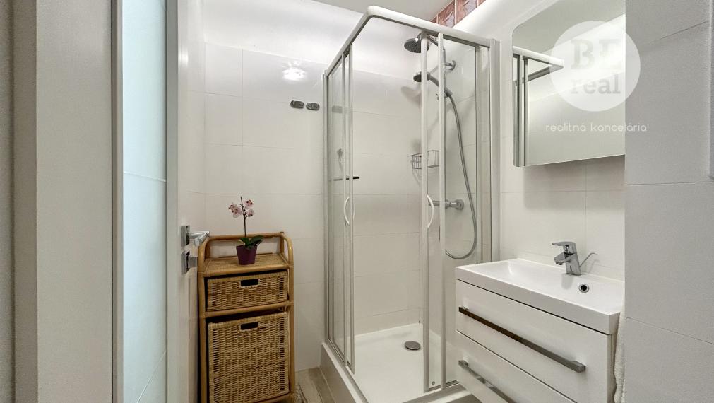 PREDANÝ 3 izbový byt s veľkou loggiou na Tilgnerovej ulici