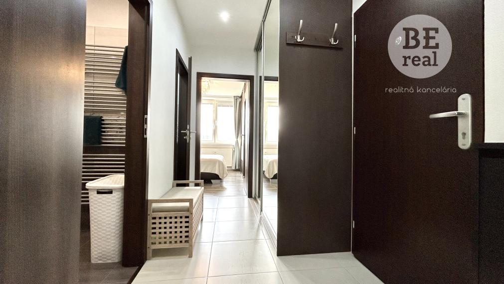 PREDANÝ Nádherne zrekonštruovaný 3 izbový byt na ul. Laca Novomeského