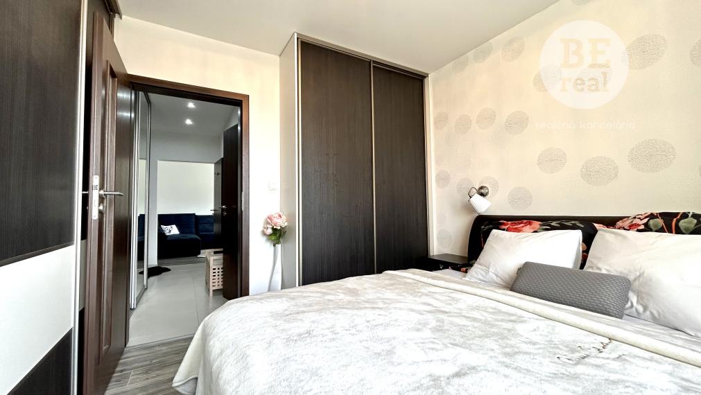 PREDANÝ Nádherne zrekonštruovaný 3 izbový byt na ul. Laca Novomeského