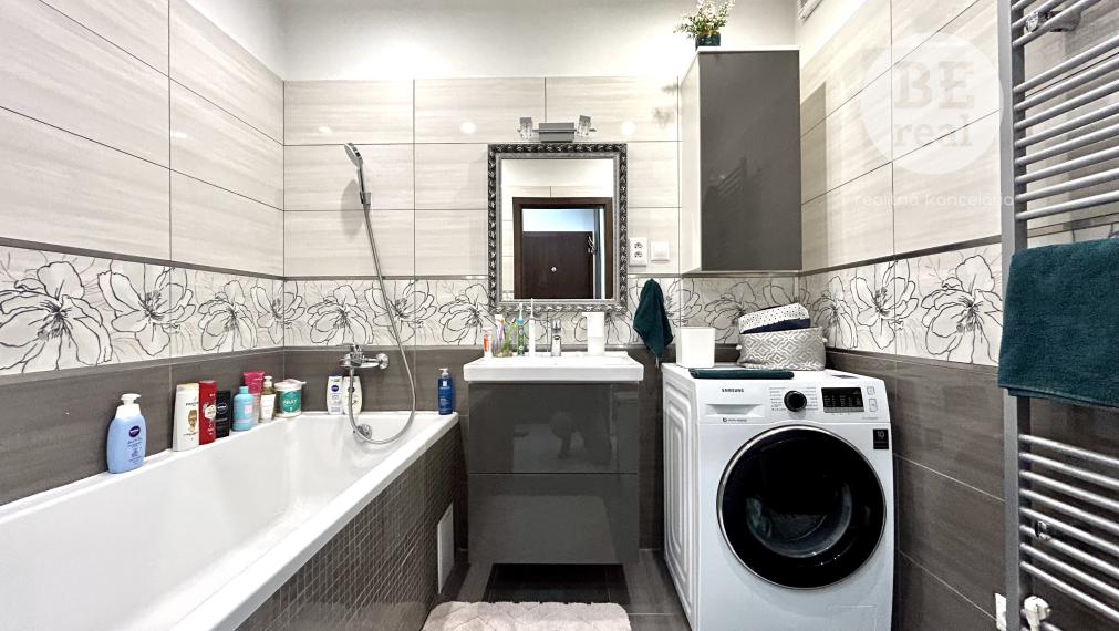 PREDANÝ Nádherne zrekonštruovaný 3 izbový byt na ul. Laca Novomeského