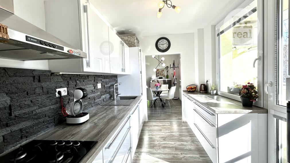 PREDANÝ Nádherne zrekonštruovaný 3 izbový byt na ul. Laca Novomeského