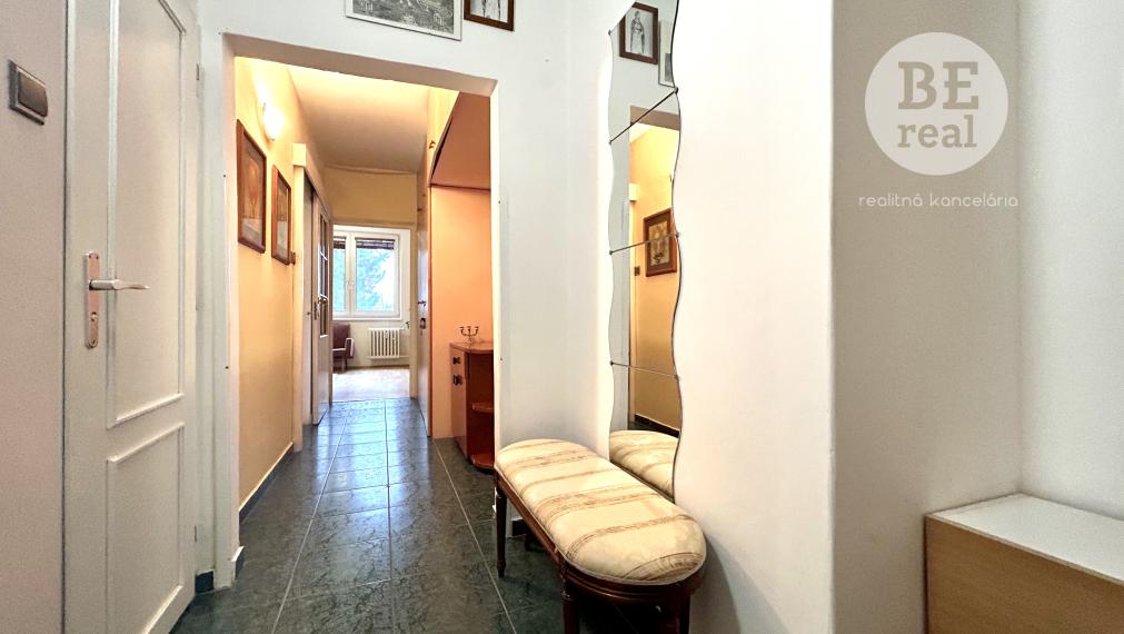 PREDANÝ Na predaj 3 izbový byt s loggiou v Karlovej Vsi