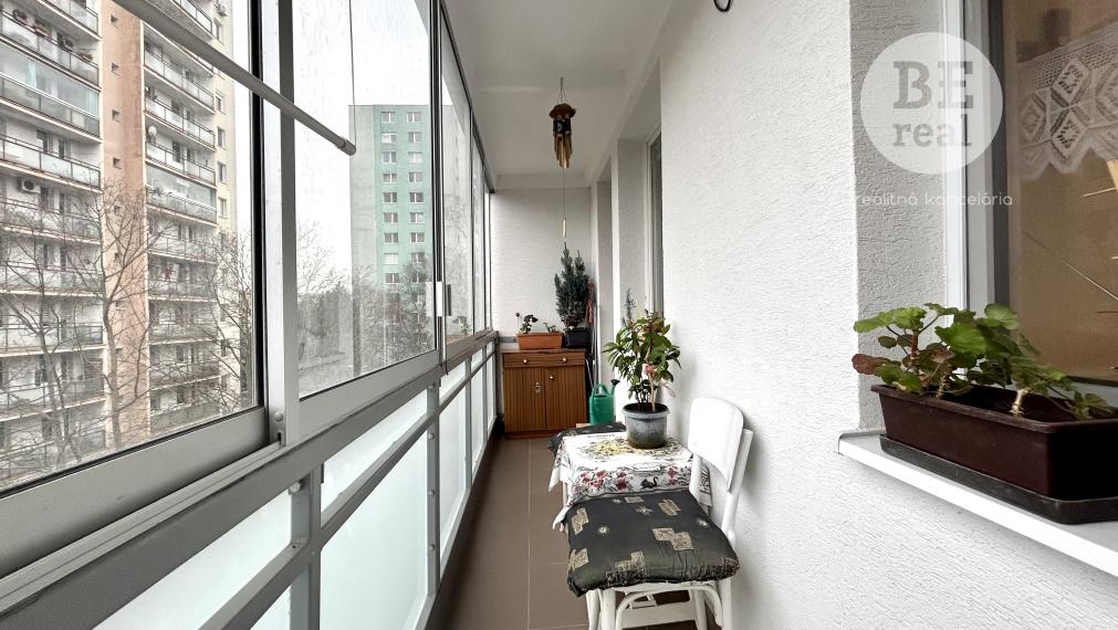 PREDANÝ Na predaj 3 izbový byt s loggiou v Karlovej Vsi