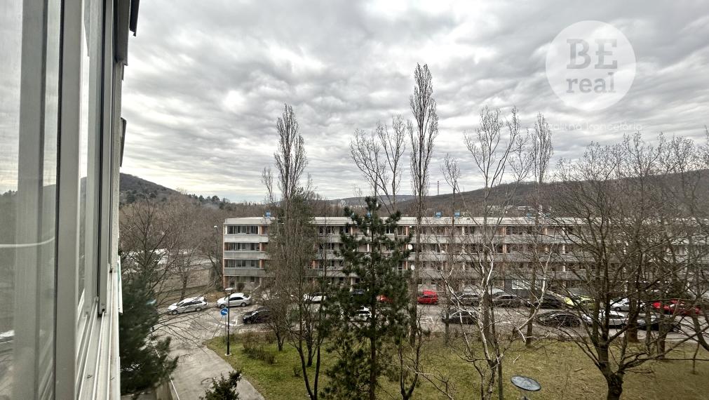 PREDANÝ Na predaj 3 izbový byt s loggiou v Karlovej Vsi