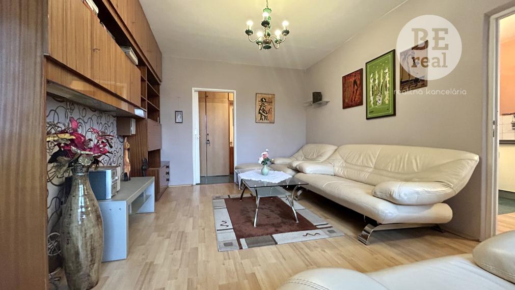 PREDANÝ Na predaj 3 izbový byt s loggiou v Karlovej Vsi