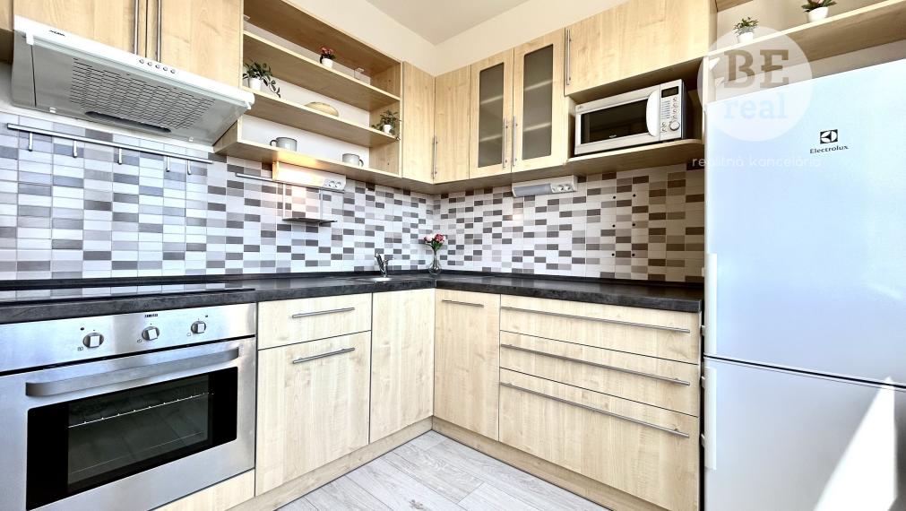 PREDANÝ Kompletne zrekonštruovaný 1 izbový byt so samostatnou kuchyňou