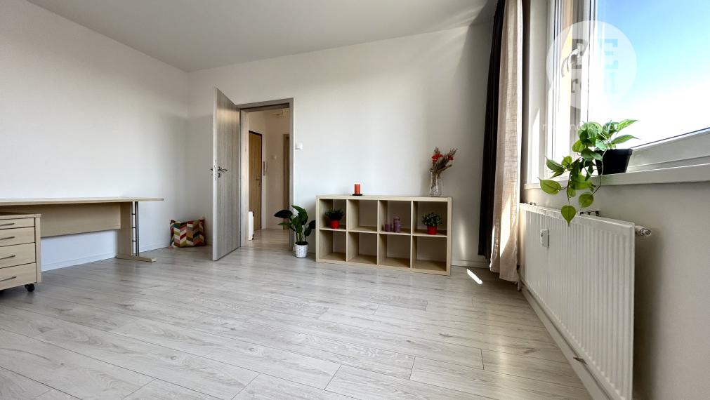 PREDANÝ Kompletne zrekonštruovaný 1 izbový byt so samostatnou kuchyňou