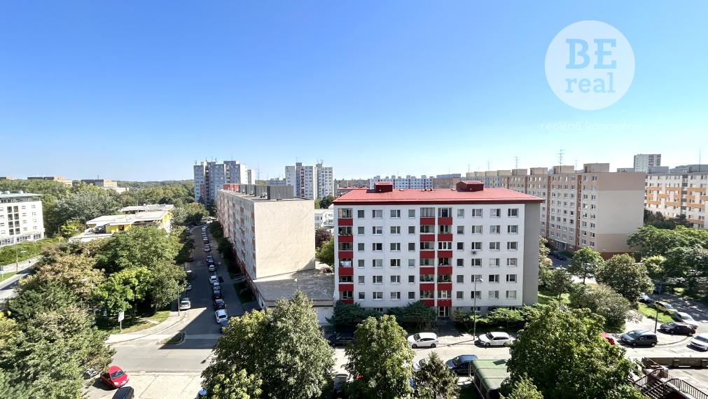 PREDANÝ Kompletne zrekonštruovaný 1 izbový byt so samostatnou kuchyňou