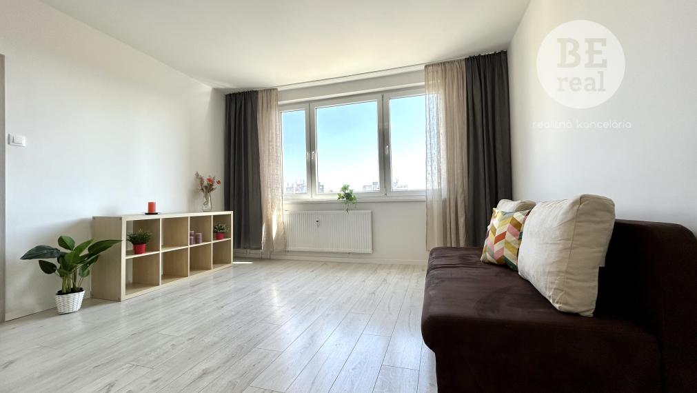 PREDANÝ Kompletne zrekonštruovaný 1 izbový byt so samostatnou kuchyňou