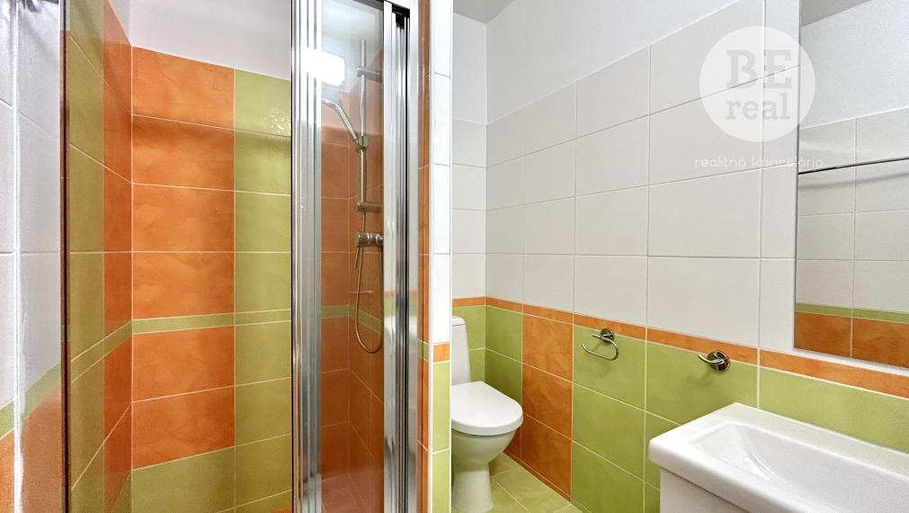 PREDANÝ Kompletne zrekonštruovaný 1 izbový byt so samostatnou kuchyňou