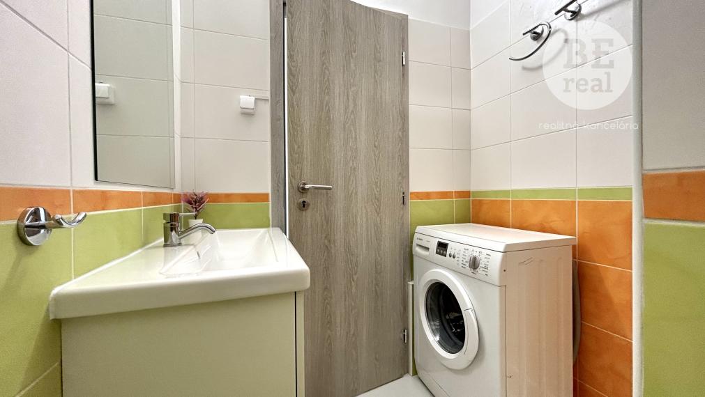 PREDANÝ Kompletne zrekonštruovaný 1 izbový byt so samostatnou kuchyňou