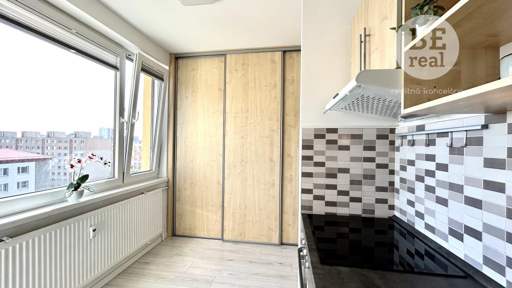 PREDANÝ Kompletne zrekonštruovaný 1 izbový byt so samostatnou kuchyňou