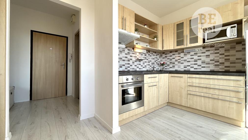 PREDANÝ Kompletne zrekonštruovaný 1 izbový byt so samostatnou kuchyňou