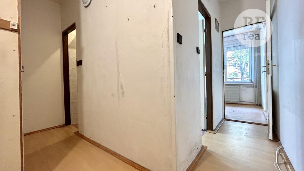 PREDANÝ - 1 izbový byt s dvoma loggiami