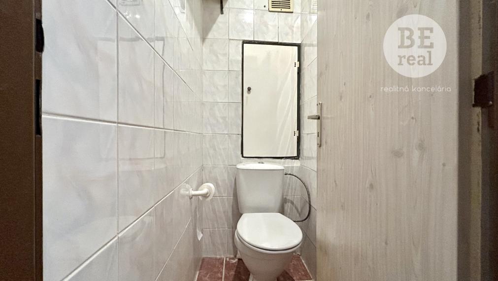 PREDANÝ - 1 izbový byt s dvoma loggiami