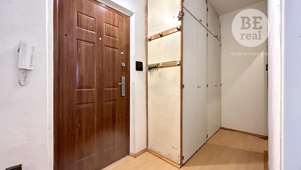 PREDANÝ - 1 izbový byt s dvoma loggiami