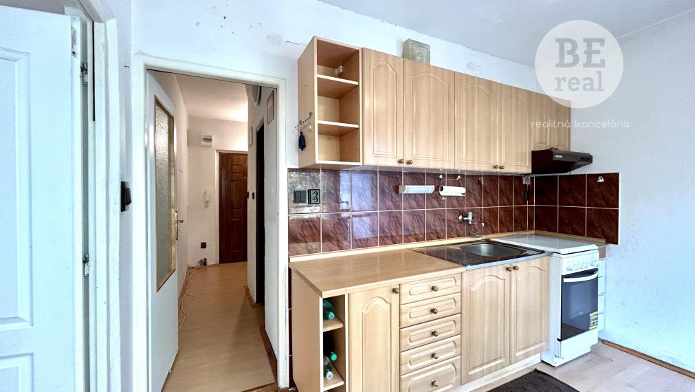 PREDANÝ - 1 izbový byt s dvoma loggiami