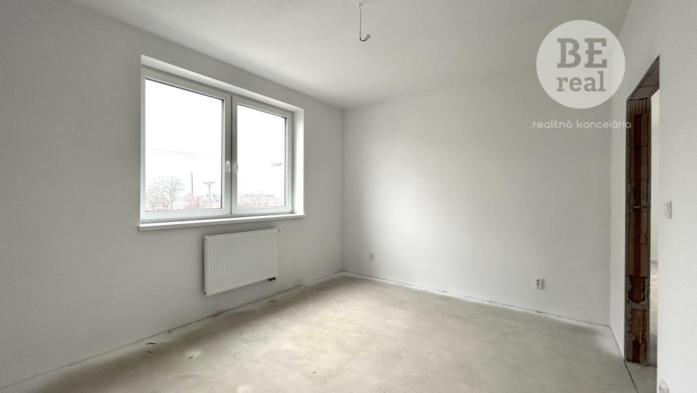 PREDANÝ Priestranný dvojizbový byt s veľkou loggiou v novostavbe Byty Rozálka