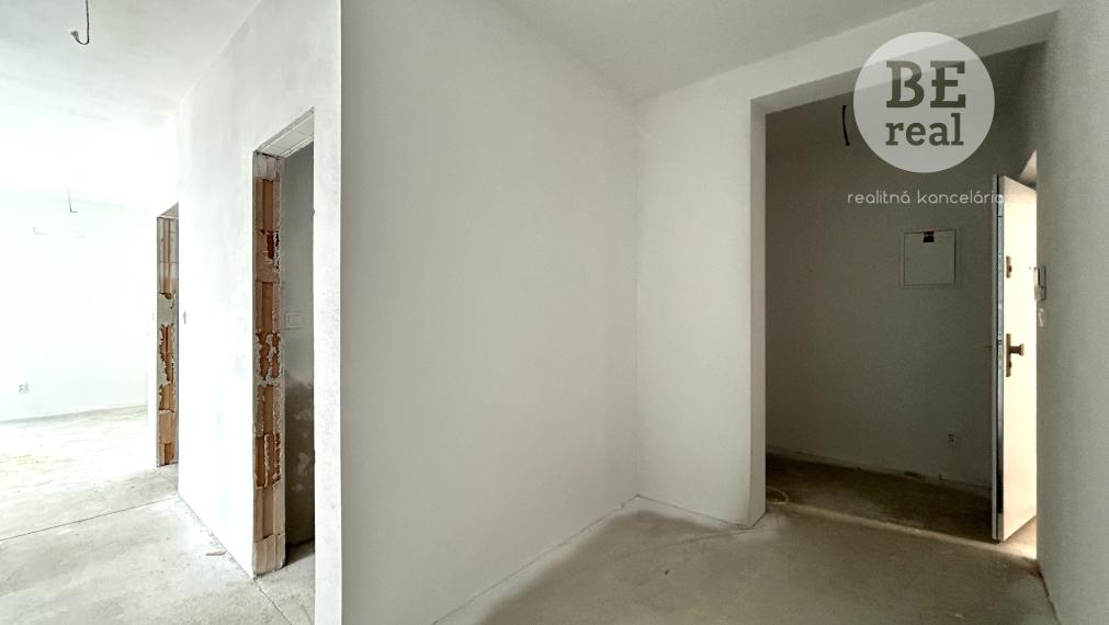 PREDANÝ Priestranný dvojizbový byt s veľkou loggiou v novostavbe Byty Rozálka