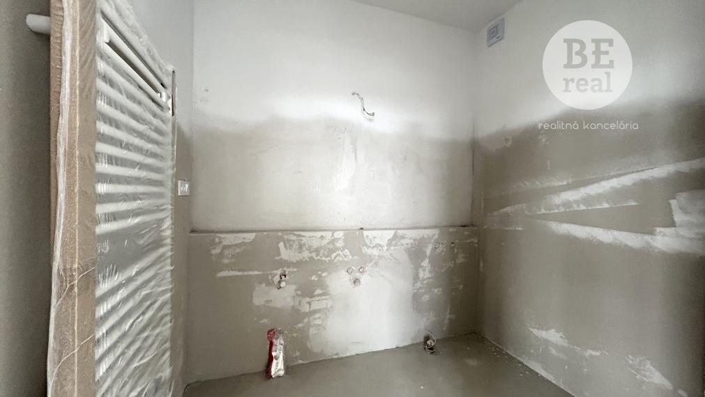 PREDANÝ Priestranný dvojizbový byt s veľkou loggiou v novostavbe Byty Rozálka