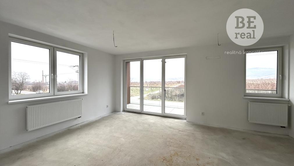 PREDANÝ Priestranný dvojizbový byt s veľkou loggiou v novostavbe Byty Rozálka