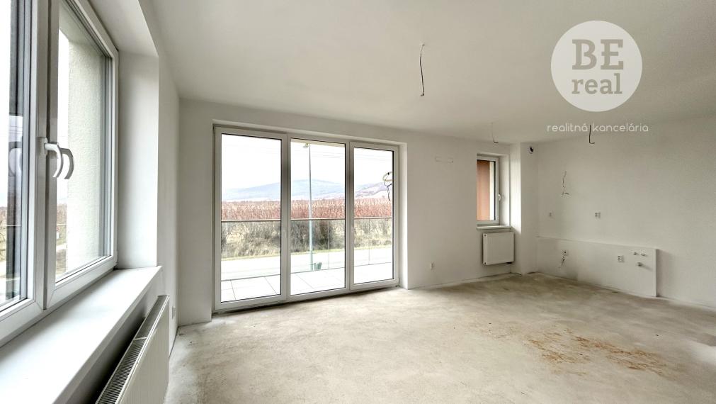 PREDANÝ Priestranný dvojizbový byt s veľkou loggiou v novostavbe Byty Rozálka