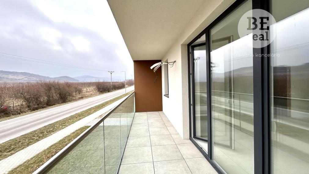 PREDANÝ Priestranný dvojizbový byt s veľkou loggiou v novostavbe Byty Rozálka