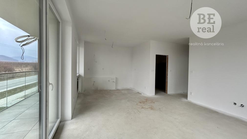 PREDANÝ Priestranný dvojizbový byt s veľkou loggiou v novostavbe Byty Rozálka