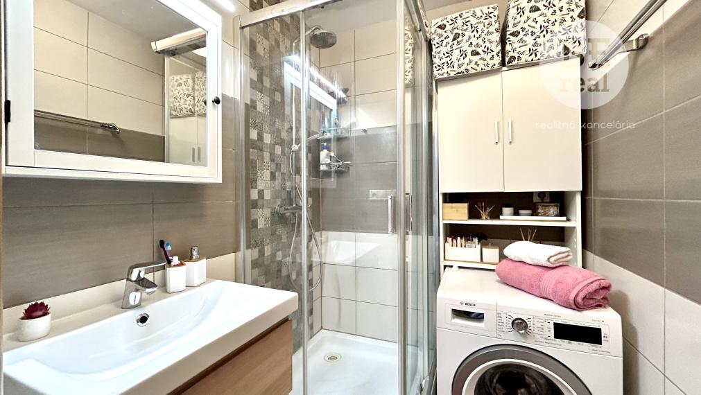 PRENAJATÝ Zariadený 3 izbový byt so samostatnými izbami a kuchyňou