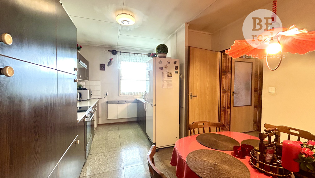 Na predaj trojpodlažný rodinný dom v obci Hronovce okr. Levice