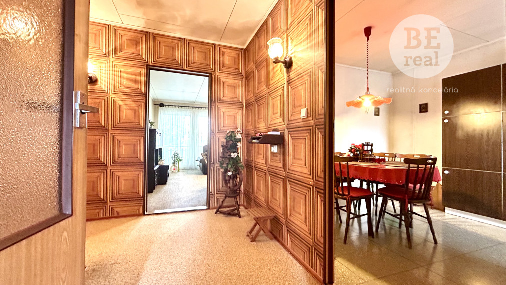 Na predaj trojpodlažný rodinný dom v obci Hronovce okr. Levice