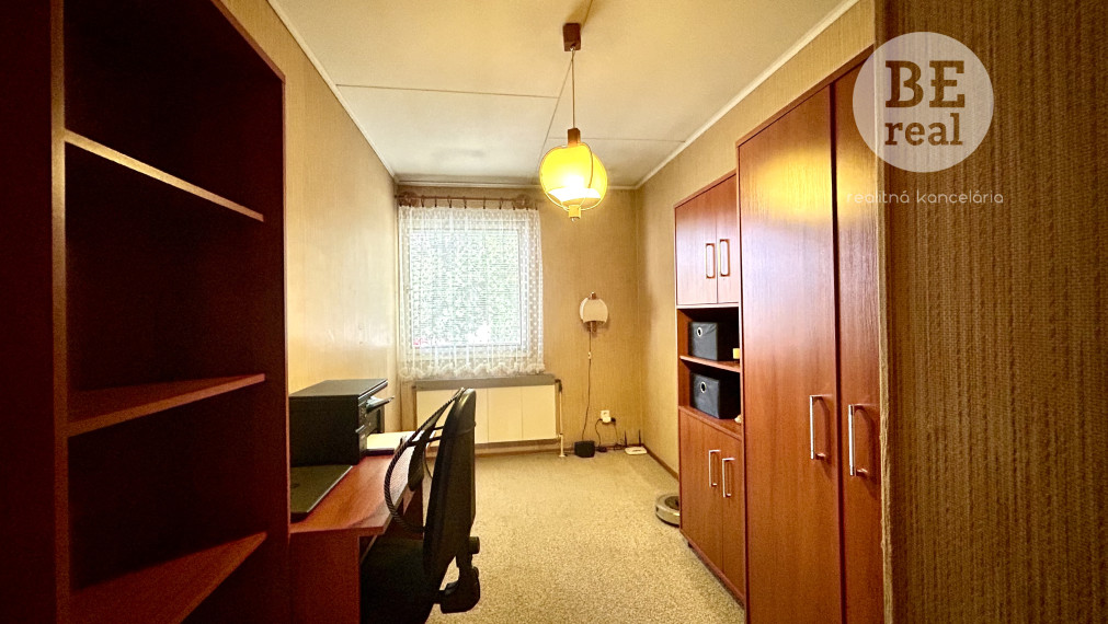 Na predaj trojpodlažný rodinný dom v obci Hronovce okr. Levice