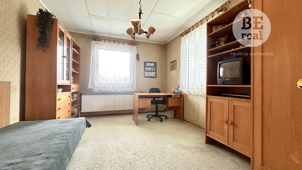 Na predaj trojpodlažný rodinný dom v obci Hronovce okr. Levice